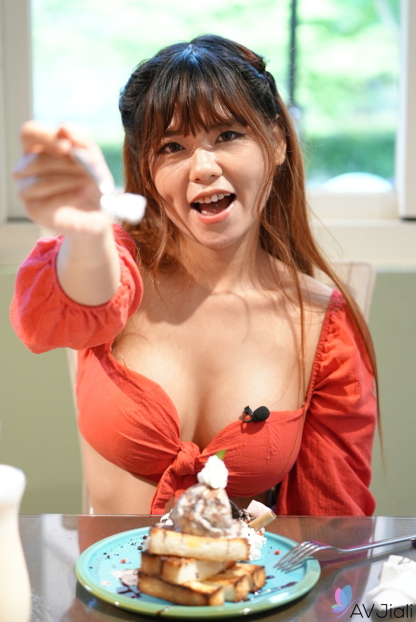 放荡女士穿着像中国连衣裙一样的透明内衣在亲吻和吞咽口水时喜欢热他妈的.png